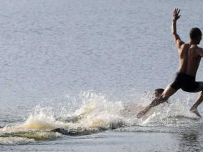 Mestre shaolin corre sobre a água por 125 metros