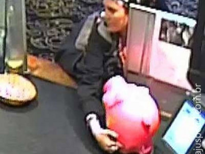 Mulher é flagrada roubando cofre de porquinho rosa