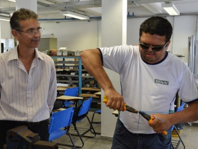Senai da Capital adapta curso de eletricidade a deficientes visuais