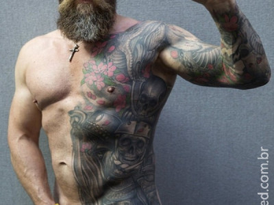 Homem chama atenção por ter apenas a metade do corpo tatuado