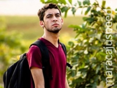 Estudante morre ao bater em carro parado após buscar a namorada