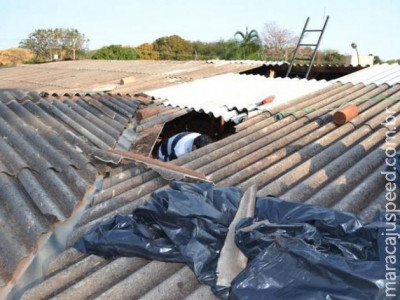 Servidor tenta consertar goteiras em prédio e despenca do telhado
