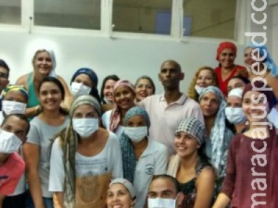 Colegas raspam os cabelos em solidariedade a amigo com câncer