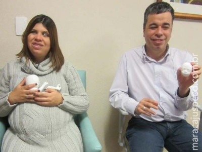 Deficiente visual grávida se emociona ao ganhar réplica 3D do filho