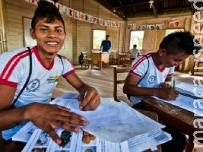 Bolsa Família aumenta a permanência de jovens na escola