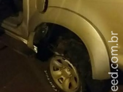 Polícia troca tiros com assaltantes e recupera camionete