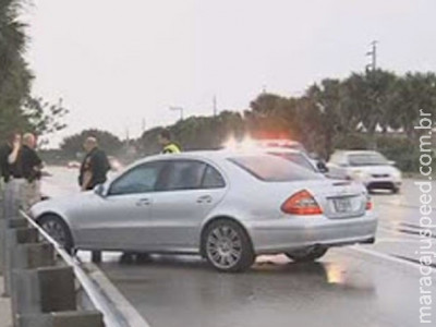 Motorista se atrapalha e atira em si mesmo após ameaçar motorista rival