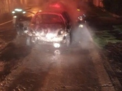 Condutora não consegue usar extintor e carro é destruído por incêndio