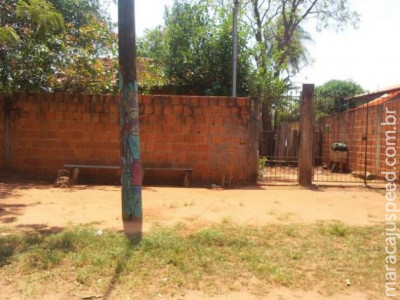 Dupla em motocicleta atira em adolescente que estava na frente de casa