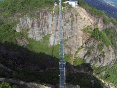 Ponte de vidro sobre desfiladeiro é fechada após rachaduras na China