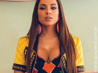 Anitta leva prêmio de artista latino-americana no EMA 2015