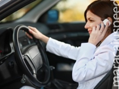Desde 2012, 80 mil condutores foram flagrados ao celular em rodovias