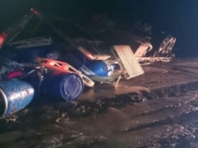 Caminhão com 18 mil litros de detergente tomba e interdita BR-262