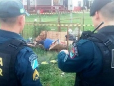 Jovem é encontrado morto dentro de lixeira com 10 tiros de 9mm