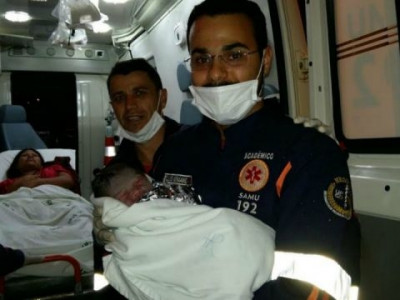 Menina nasce em viatura do Samu no Dia das Crianças