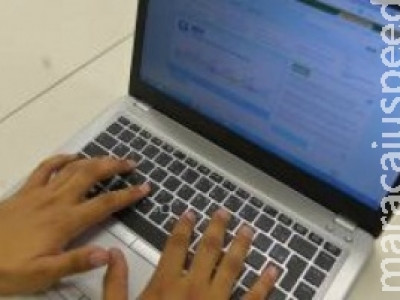 Livro didático digital ainda não chegou aos estudantes