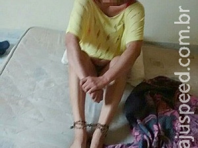 Mãe acorrenta filha dependente de drogas e pede internação