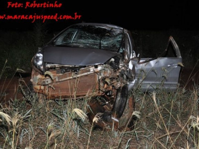 Maracaju: Carro bate em traseira de caminhão e capota na BR-267