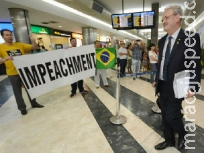Grupo recepciona políticos e cobra impeachment