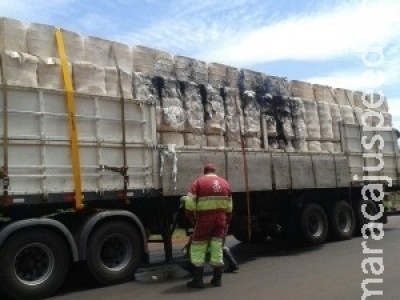 Atrito com lona incendeia parte de carga de 29 t de algodão