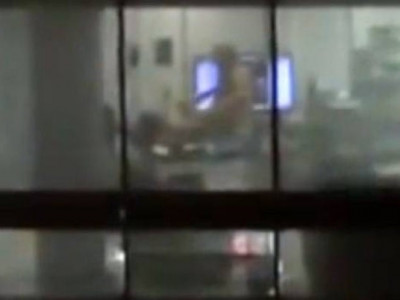 Casal deixa luzes acesas e é flagrado fazendo sexo em escritório