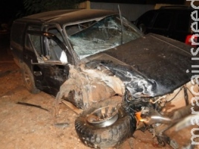 Homem rouba carro de vereador, perde o controle e atinge lanchonete