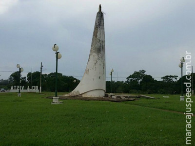 Vendaval quebra monumento e deixa Bela Vista, MS, sem energia elétrica