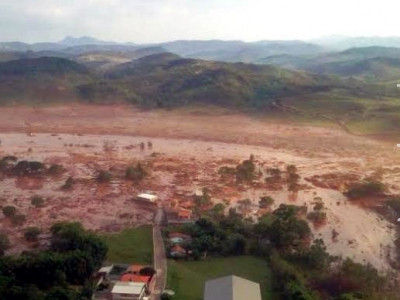 Barragem de mineradora se rompe e inunda distrito no interior de Minas
