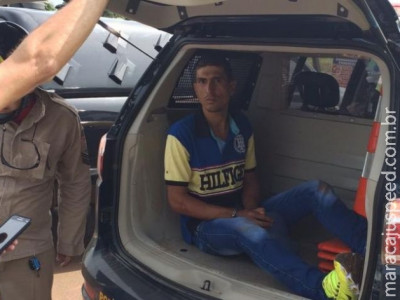 Bombeiros presenciam capotamento com carro lotado de droga e capturam suspeito