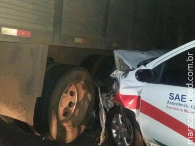 Passageira morre em acidente entre carretas e carro que transportava pacientes