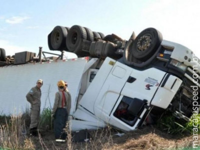 Motorista e passageiro morrem após caminhão tombar em curva da MS-306