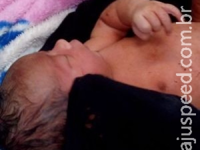 Policiais salvam bebê abandonada dentro de saco: "É muito triste"