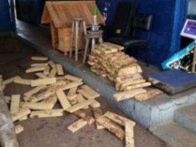 Traficante tenta furar bloqueio, capota caminhonete com 409 kg de maconha