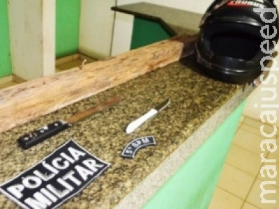 Rapaz pelado e com faca invade casa de vizinha para matá-la