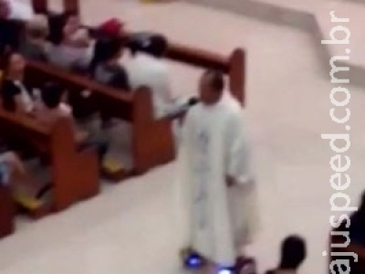 Padre recebe punição após celebrar missa em hoverboard