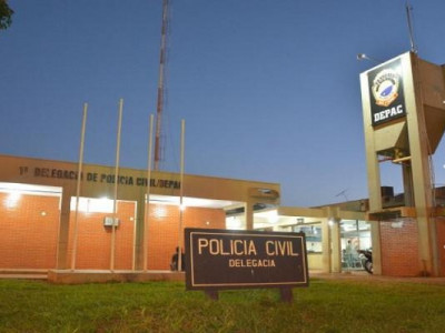 Para matar "cagueta", motoqueiro atira 5 vezes contra policial e delegacia