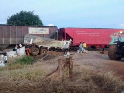 Caminhão bitrem para em trilhos e é atingido por trem de carga 