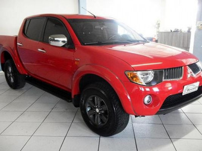 Bandidos obrigam vítimas a desatolar camionete roubada antes de fugir