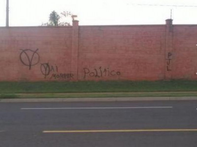 Pichação com sigla do PCC sugere morte de políticos em Campo Grande