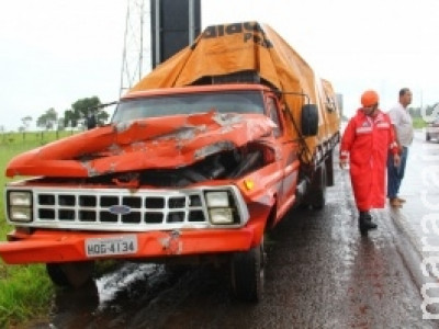 Caminhão sofre pane, para de repente e causa acidente na BR-262
