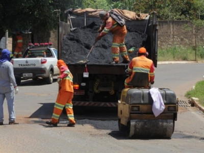 É tanto buraco que equipes deixam serviço pela metade na Capital