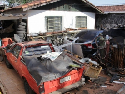 Ferro-velho improvisado incomoda vizinhos e até dono admite problema