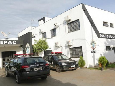 Assaltantes invadem festa de aniversário e convidado acerta bandido com cadeira