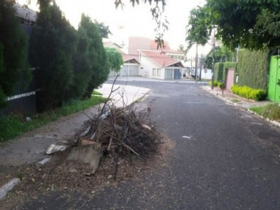 Com apenas três caminhões, Prefeitura atrasa remoção de entulhos