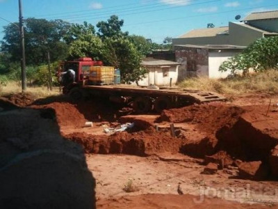 Caminhão fica sem freio, "rampa" em buraco e escavadeira voa da carroceria