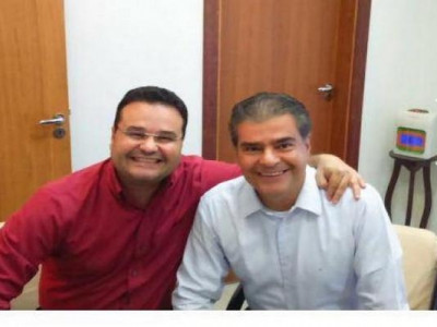 Irmão tenta, mas só consegue foto separada com dupla de candidatos