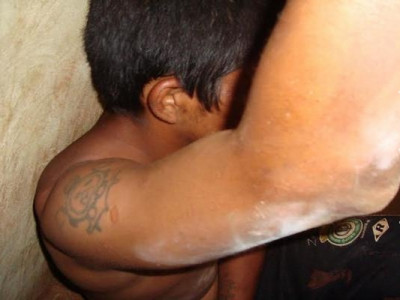 Homem invade mercado, se esconde em árvore e acaba preso