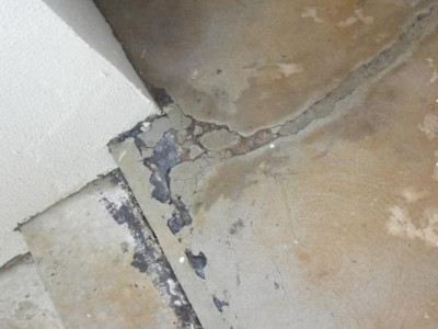 Rachaduras, infiltrações e mofos continuam sem solução em residencial