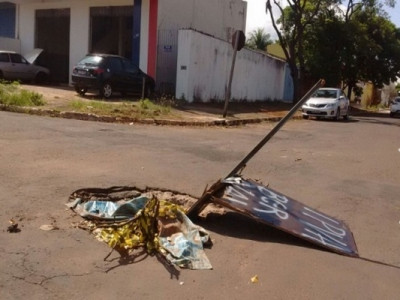 Condutor flagra bueiro sem tampa que foi sinalizado com galhos