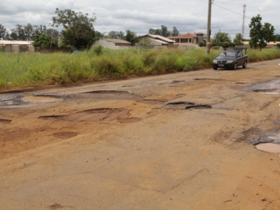 Para moradores, buracos e sujeira refletem esquecimento de bairro